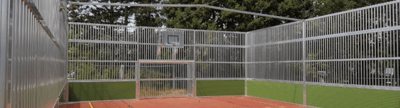 Soccer Court von Kübler Sport mit Metallgelände und rotem Platz