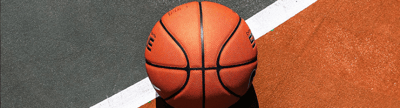 Streetball Ball für Outdoor-Basketball auf dem Freiplatz vor Basketballkorb, geeignet für Training und Turniere
