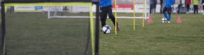 Verschiedene Trainingsbälle Fußball für Fußballtraining und Vereinsbedarf auf einem Kunstrasenplatz