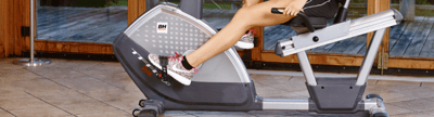 Frau auf Liegeergometer von der Marke BH Fitness