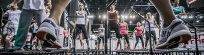 Frauen im World Jumping Training auf Fitness-Trampolinen mit Haltegriff 