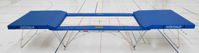 Großtrampolin in einer Sporthalle