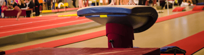 Sprungtisch in Sporthalle mit Niedersprungmatte