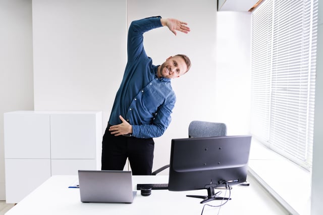 Bewegte Pause am Arbeitsplatz – Übungen für zwischendurch | Kübler Sport