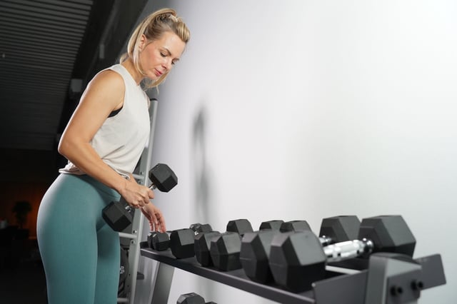 &Uuml;bungen mit der Kurzhantel | K&uuml;bler Sport