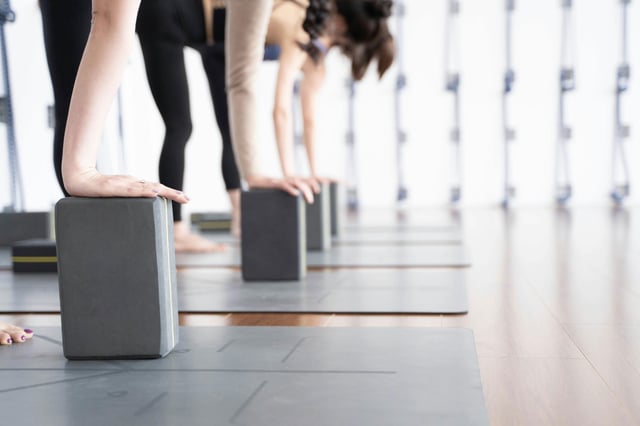 Übungen mit dem Yogablock | Kübler Sport