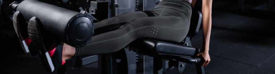 Moderner Beinstrecker für effektives Quadrizeps-Training im Fitnessstudio oder Homegym