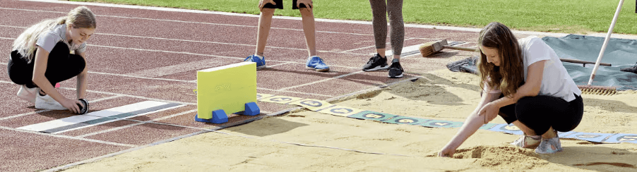 Langlebiges und gut ablesbares Maßband für präzise Weitenmessung bei Wurf-, Sprung- und Sprintdisziplinen in der Leichtathletik.