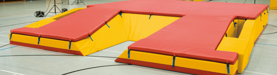Hochwertige Stabhochsprungmatte mit stoßdämpfender Oberfläche – ideal für Training und Wettkampf im Stabhochsprung.