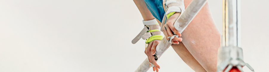 Turnerin am Kübler Sport Stufenbarren mit Riemchen