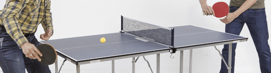 Zwei Tischtennisspieler spielen einen Tischtennisball über eine Tischtennisplatte