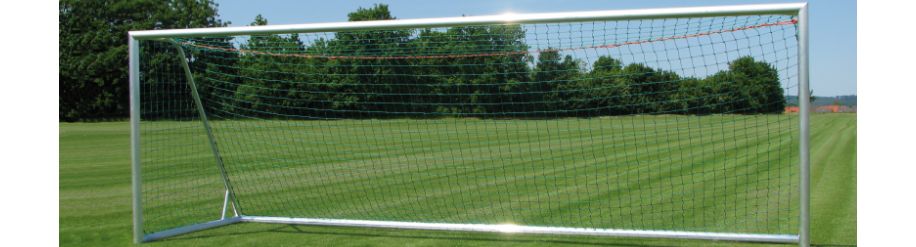 Großfeldtor auf einem Rasenplatz