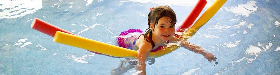 Verschiedene Wasserspielzeuge für Training, Freizeit und Wassersport im Einsatz
