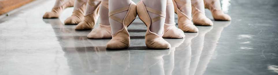 Ballettstangenhalter Ballettstangenhalter dienen der Befestigung von Ballettstangen. Über Wandhalter, Standfüße und Hülsen kann die Befestigung der Ballettstangen an alle räumlichen Gegebenheiten angepasst werden. Neben dem einfachen Wandhalter bieten wir höhenverstellbare Ballettstangenhalter und Wandhalterungen für Doppelballettstangen.