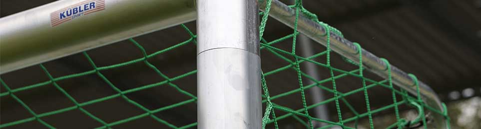 Nahaufnahme von einem Kübler Sport Fußballtor inklusive grünem Tornetz