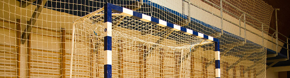 Handballtor in Blau-Weiß in einer Sporthalle