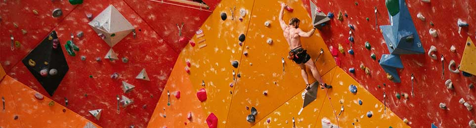 Moderne Kletterwand auf dem Schulhof mit variablen Klettersteinen und Trainingsmöglichkeiten