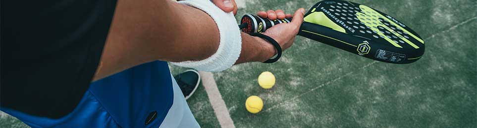Racketsportler spielt mit Padel Ausrüstung auf einem modernen Padel Court