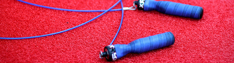 Blaue Rope Skipping Seile auf rotem Teppich