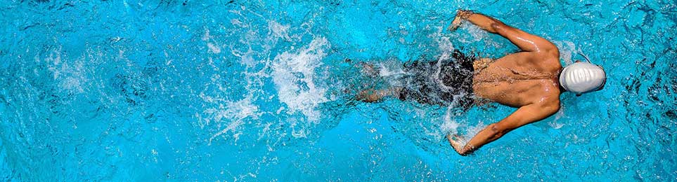 Badekappe für Wassersportler im Becken beim Schwimmtraining
