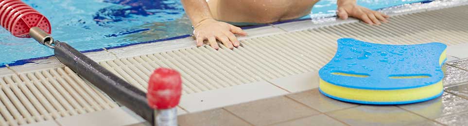 Schwimmbrett im Wasser für Techniktraining und Schwimmlernhilfe, eingesetzt von Wassersportlern