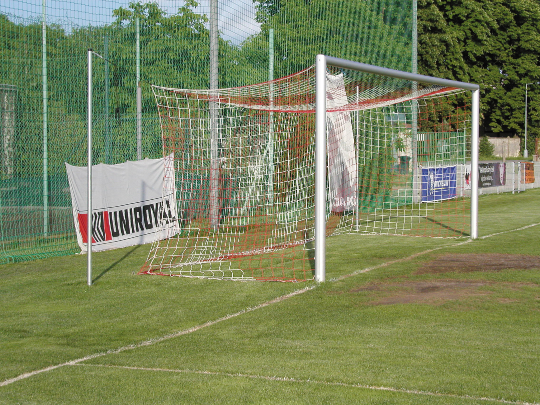 Kübler Sport Fußballtor STADION eckverschweißt, freie Netzaufhängung, Mattsilber eloxiert