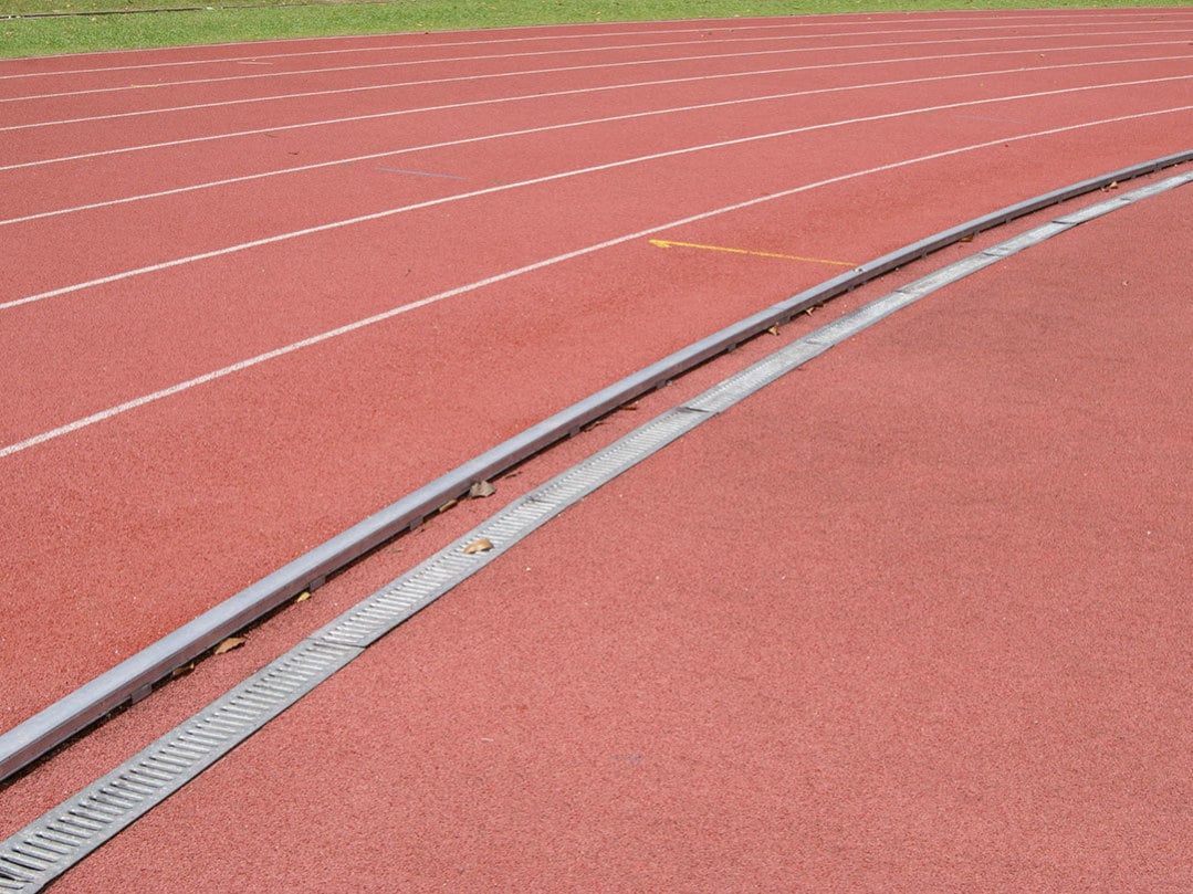 Aluminium-Zarge für Laufbahnumrandung, gebogen