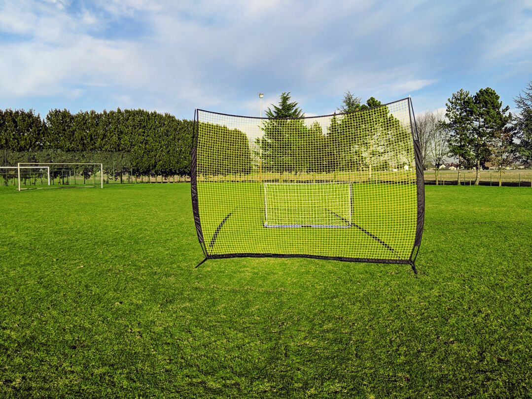 Pieloba Ballnetz Meterware Höhe 2,00 m grün Ballfangnetz Fangnetz  Fußballnetz Netz : : Sport & Freizeit