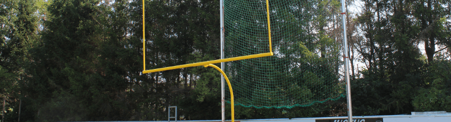 American Football Tor auf einem Spielfeld für Teamsport, mit Standpfosten, Querlatte und Bodenhülse, bereit für Training und Wettkampf