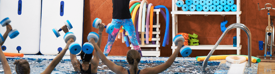 Frau und Mann trainieren mit Schwimmgürtel und Aqua-Jogging Zubehör im Schwimmbad