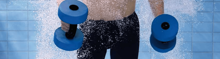 Personen beim Aquafitness-Training im Schwimmbecken mit verschiedenem Trainingsequipment