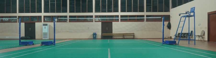 Moderne Badminton Court Anlage für Racketsport, Spielfeld mit Netz und Linien in hochwertiger Ausführung