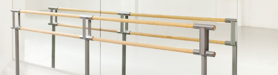 Doppel-Ballettstange aus Holz und Metall im Studio montiert, bereit für das Training