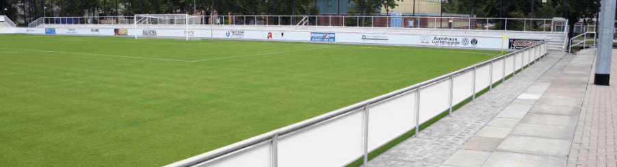 Abbildung einer Sportanlage mit installierter Sportplatzbarriere als Barrieresystem für die professionelle Anlagenausstattung