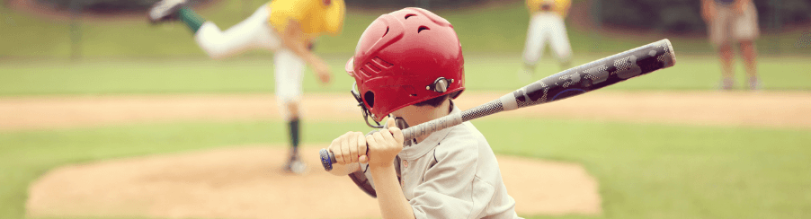 Verschiedene Baseballschläger für Teamsport im Einsatz auf einem Baseballfeld