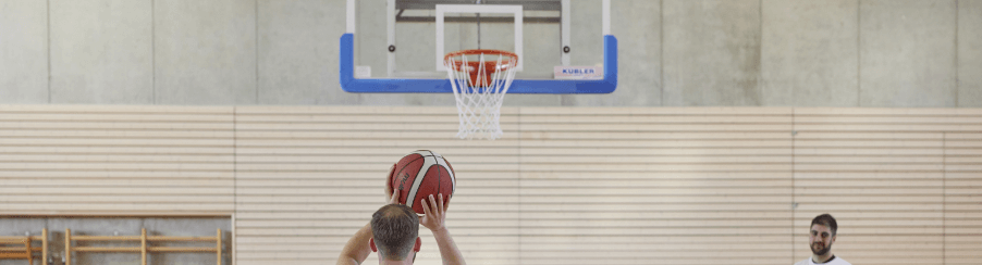 Hochwertiger Basketballkorb für Teamsport auf dem Basketballplatz – geeignet für Training und Wettkampf