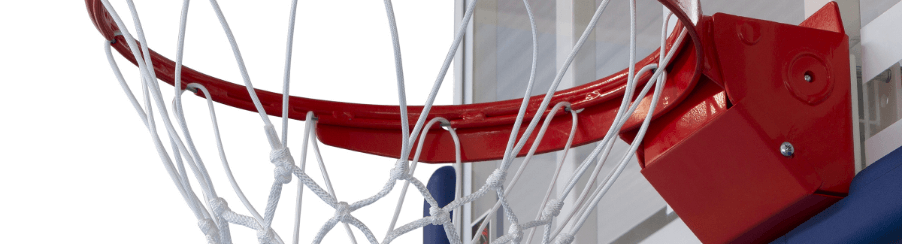 Basketballnetz am Basketballkorb auf einem Teamsportfeld – robustes Netz für Training und Wettkampf