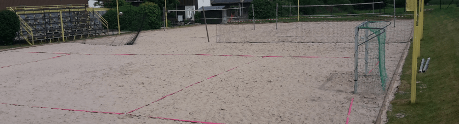 Teamsportler spielen Beachhandball im Sand – Bannerbild mit Ball, Tor und Team bei Kübler Sport
