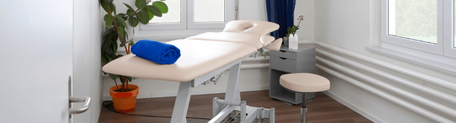 Moderne Behandlungsliege für Therapiebedarf in Praxis und medizinischer Einrichtung
