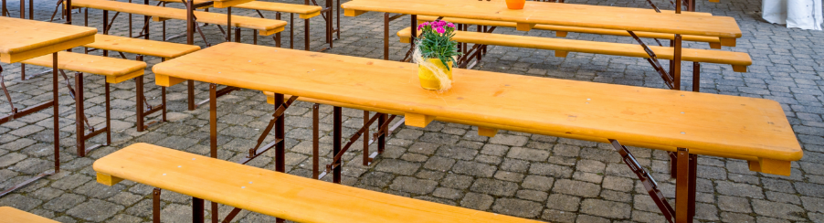 Mehrere hochwertige Bierzeltgarnituren mit Tischen und Bänken für Vereinsveranstaltungen im Außenbereich