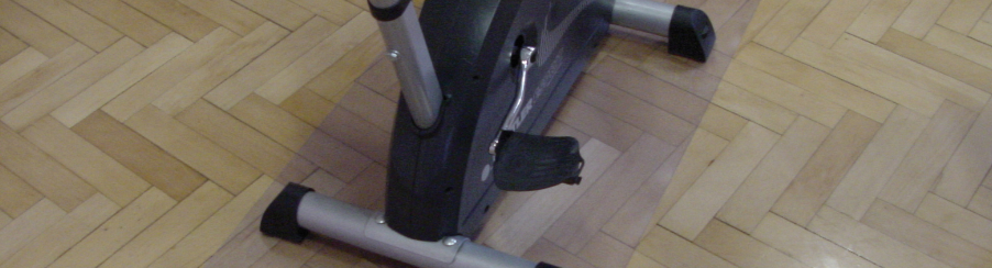 Eine Bodenschutzmatte schützt den Fitnessboden sowie die Fitnessgeräte beim Sport vor Abnutzung und Geräuschen