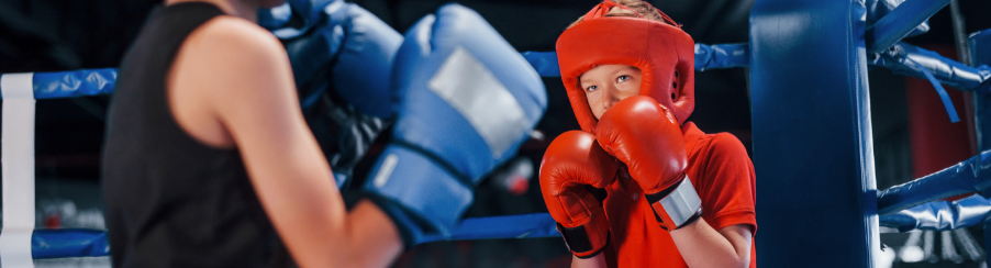 Boxhandschuhe auf einer Trainingsmatte für Kampfsportler im Einsatz