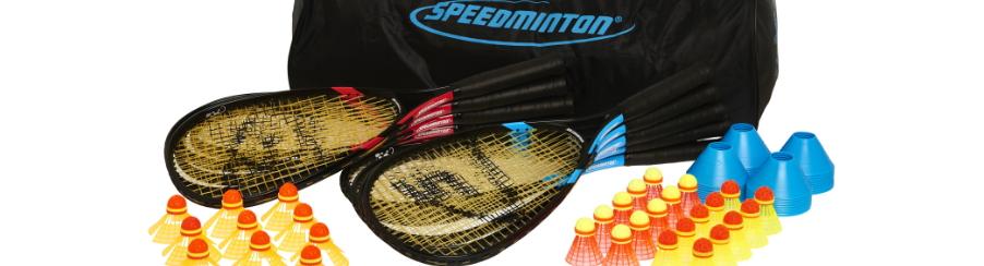 Zwei Schläger, Speeder-Bälle und Markierungsbänder aus einem Crossminton-Set auf einem Rasenfeld für den Racketsport