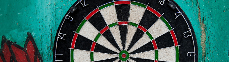 Freizeitspieler beim Dartspiel mit einer Dartscheibe – große Auswahl für Freizeit, Training und Wettkampf