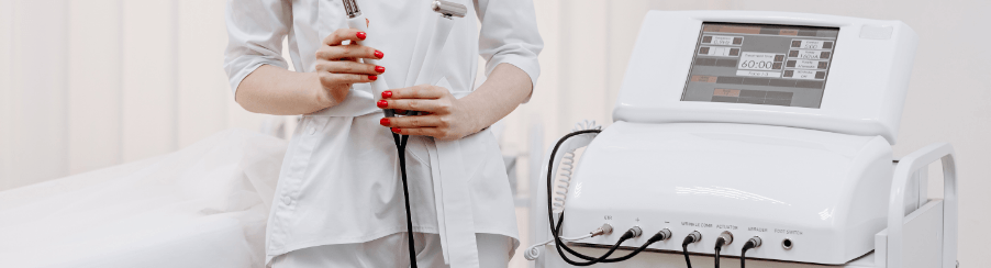 Elektrotherapiegerät mit Zubehör für therapeutische Anwendungen in der Praxis