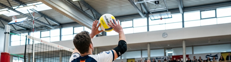 Teamsportler mit Volleyball Ellenbogenschonern während eines Trainings in der Halle