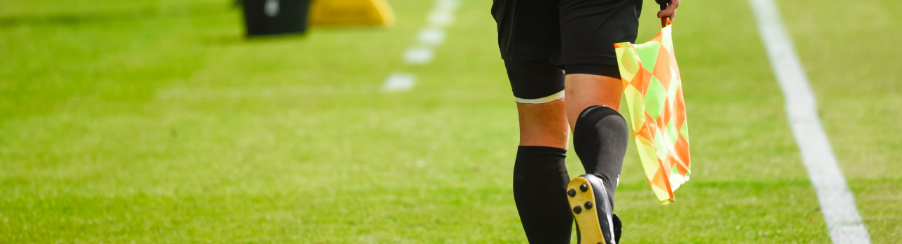 Linienrichterfahne für Vereinsbedarf im Einsatz auf dem Fußballfeld