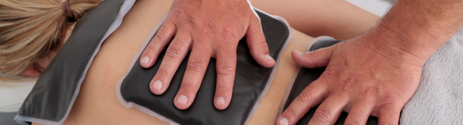 Professionelle Fangoanwendung mit Fangopackungen und Wärmeträgern für therapeutische Zwecke