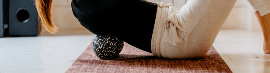 Faszienball als therapeutisches Hilfsmittel im Einsatz bei der Selbstmassage und im Faszientraining