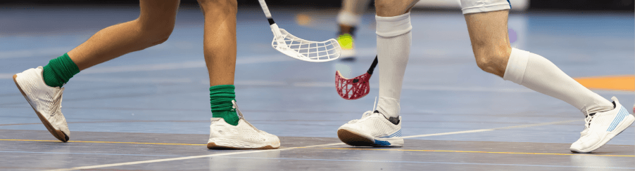 Teamsportler beim Floorballspiel mit hochwertigem Floorball Schläger
